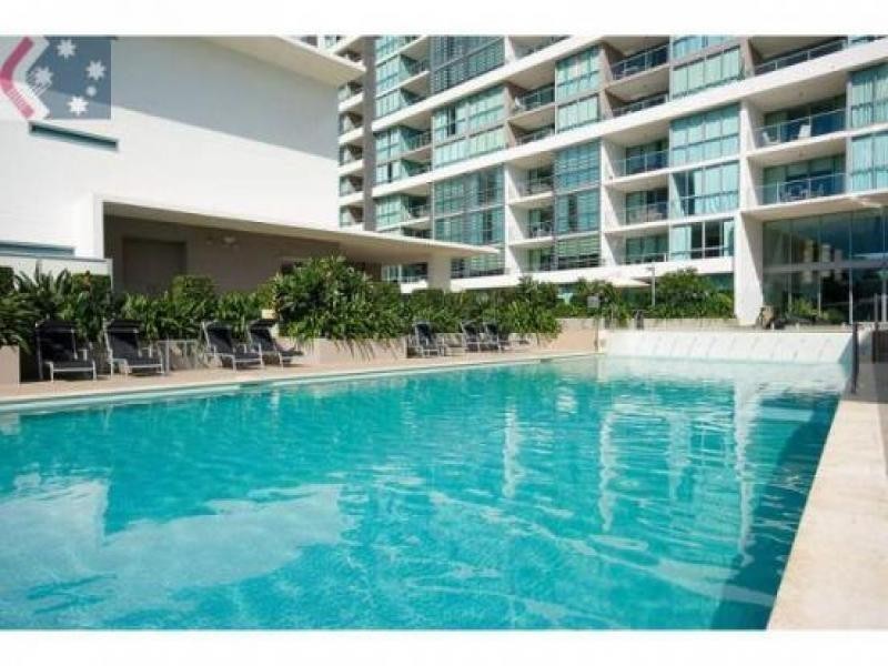 33 TE Peters Drive, Broadbeach QLD 4218