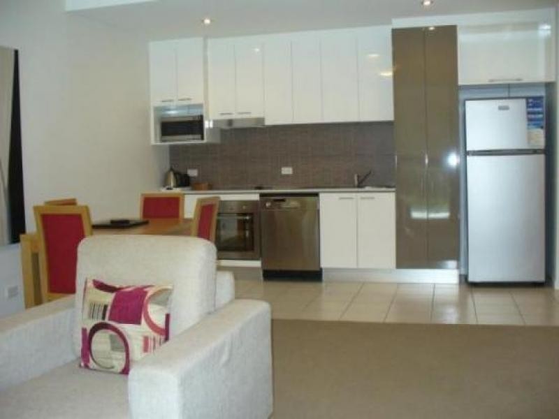 33 TE Peters Drive, Broadbeach QLD 4218