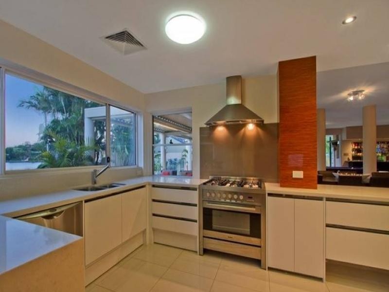 16 Freyburg Street, Sorrento QLD 4217