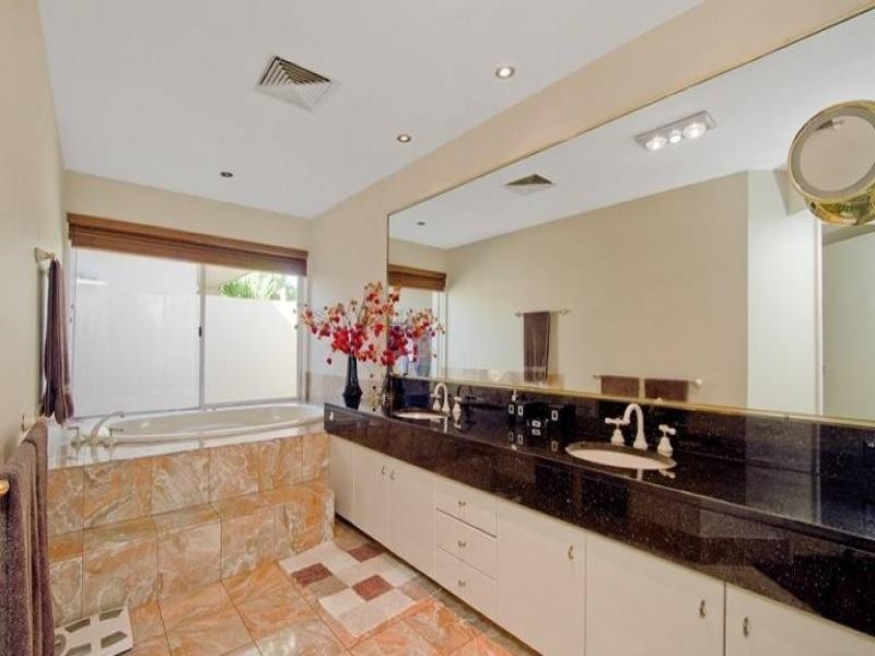 16 Freyburg Street, Sorrento QLD 4217