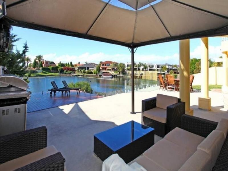 9 Staysail Cr, Clear Island Waters QLD 4226