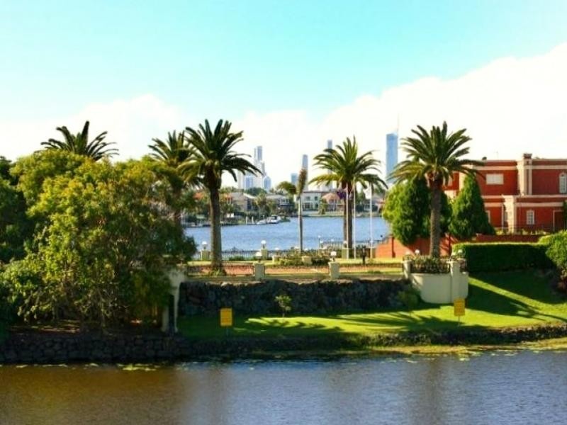 9 Staysail Cr, Clear Island Waters QLD 4226