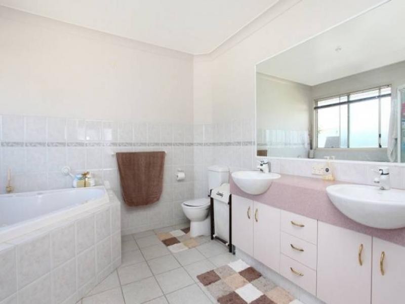 9 Staysail Cr, Clear Island Waters QLD 4226