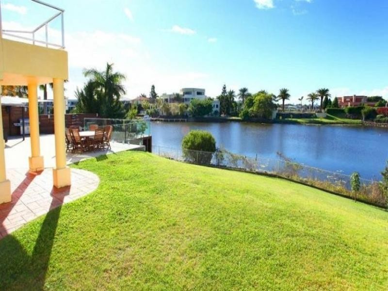 9 Staysail Cr, Clear Island Waters QLD 4226