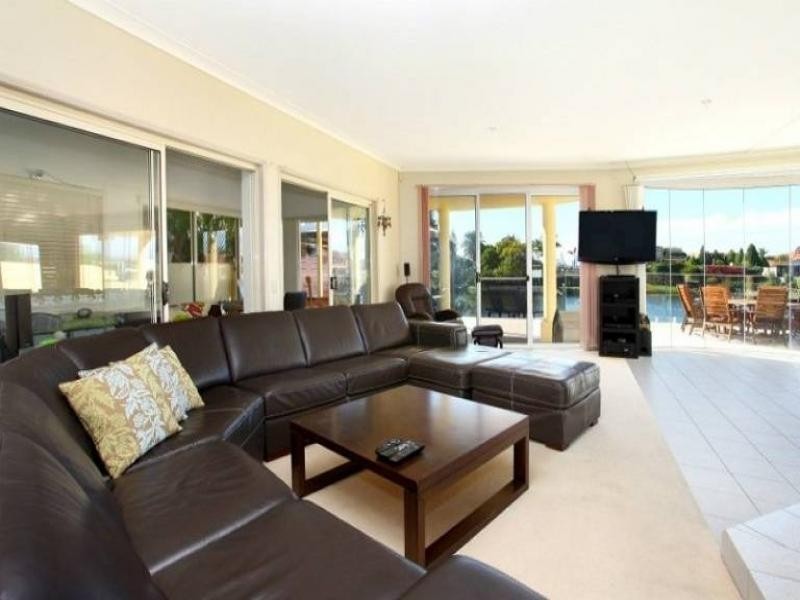 9 Staysail Cr, Clear Island Waters QLD 4226