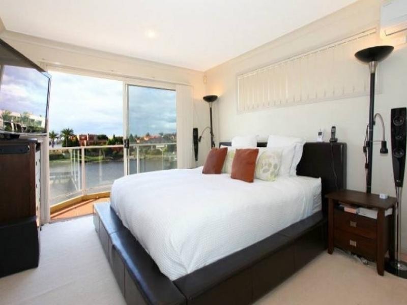 9 Staysail Cr, Clear Island Waters QLD 4226