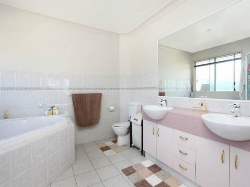 9 Staysail Cr, Clear Island Waters QLD 4226