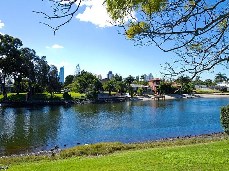 2/9 Eady Avenue, Broadbeach Waters QLD 4218