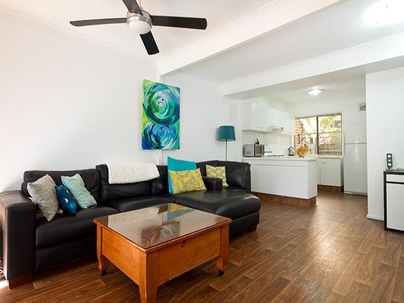 2/9 Eady Avenue, Broadbeach Waters QLD 4218