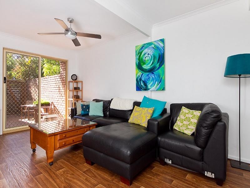 2/9 Eady Avenue, Broadbeach Waters QLD 4218