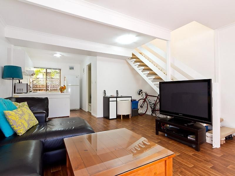 2/9 Eady Avenue, Broadbeach Waters QLD 4218