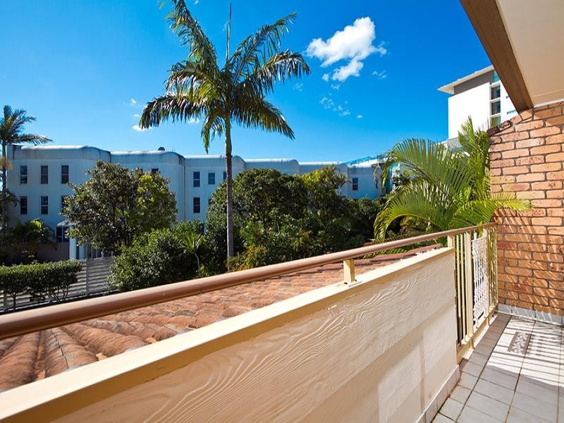 2/9 Eady Avenue, Broadbeach Waters QLD 4218