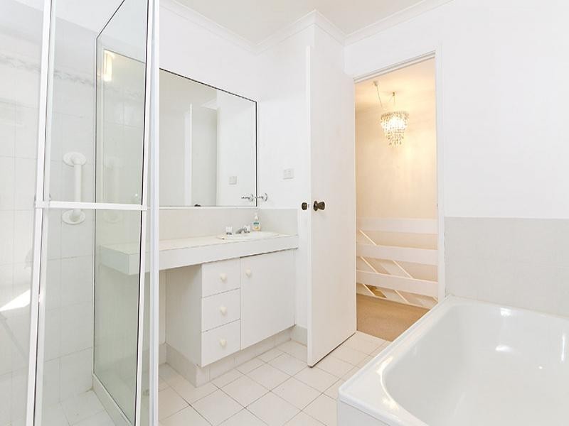 2/9 Eady Avenue, Broadbeach Waters QLD 4218