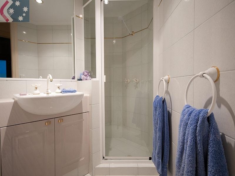 10 San Simeon Drive, Clear Island Waters QLD 4226