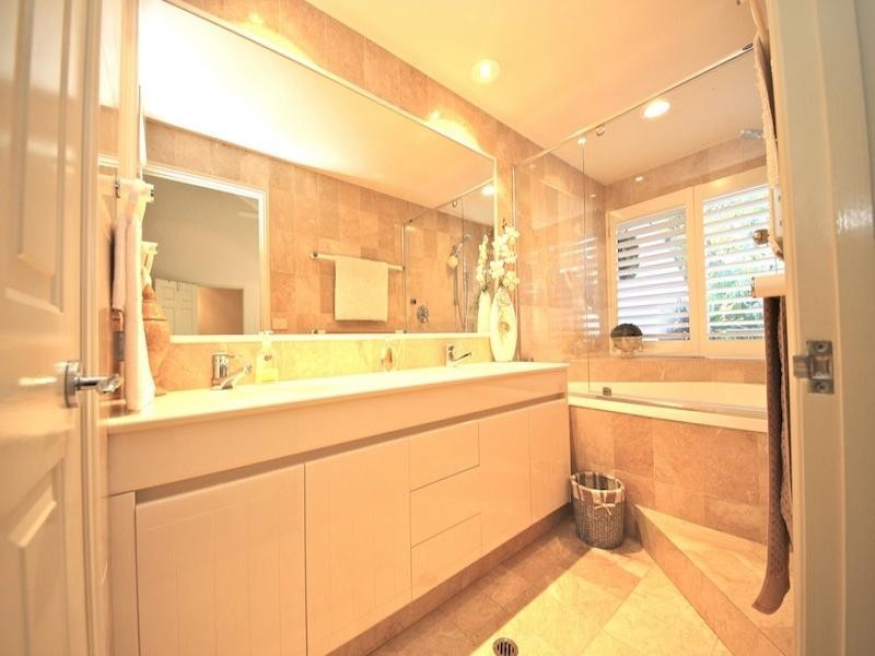 125 Santa Cruz Blvd, Clear Island Waters QLD 4226