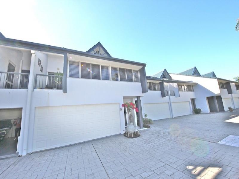 125 Santa Cruz Blvd, Clear Island Waters QLD 4226