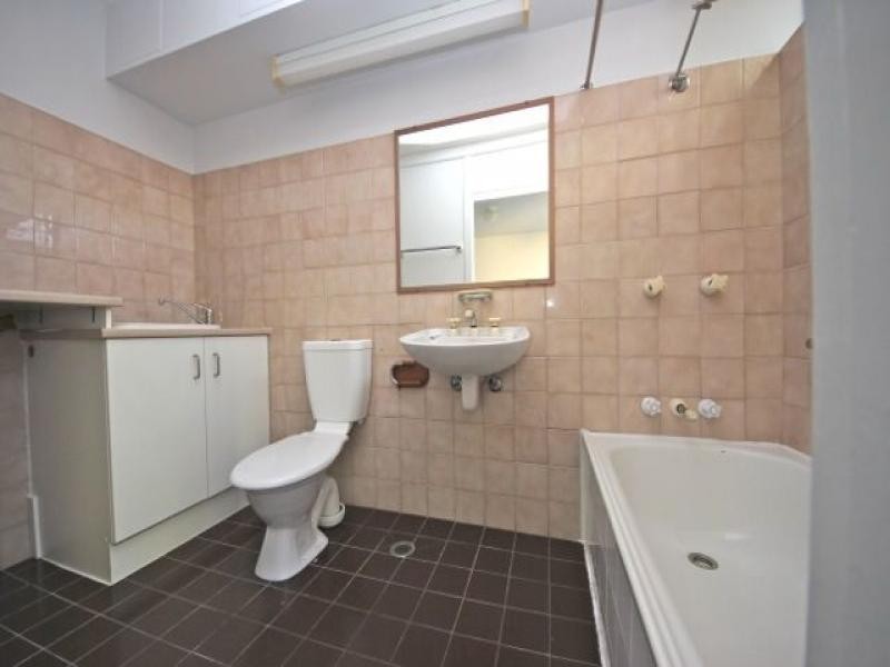 4/13 Federation Avenue, Broadbeach QLD 4218