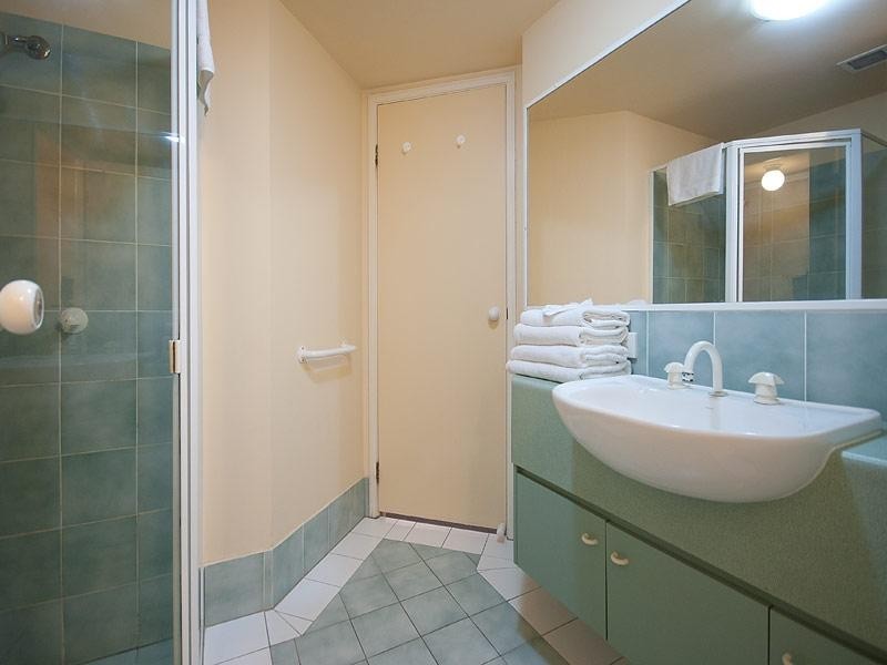 127/10 Alexandra Avenue, Broadbeach QLD 4218