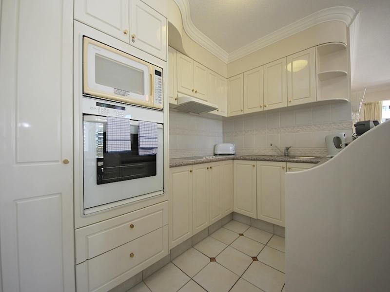 90 surf Parade, Broadbeach QLD 4218