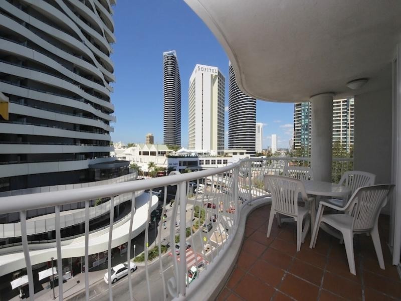 90 surf Parade, Broadbeach QLD 4218
