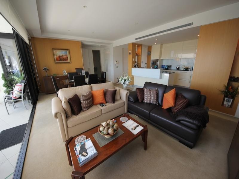 17 Albert Avenue, Broadbeach QLD 4218