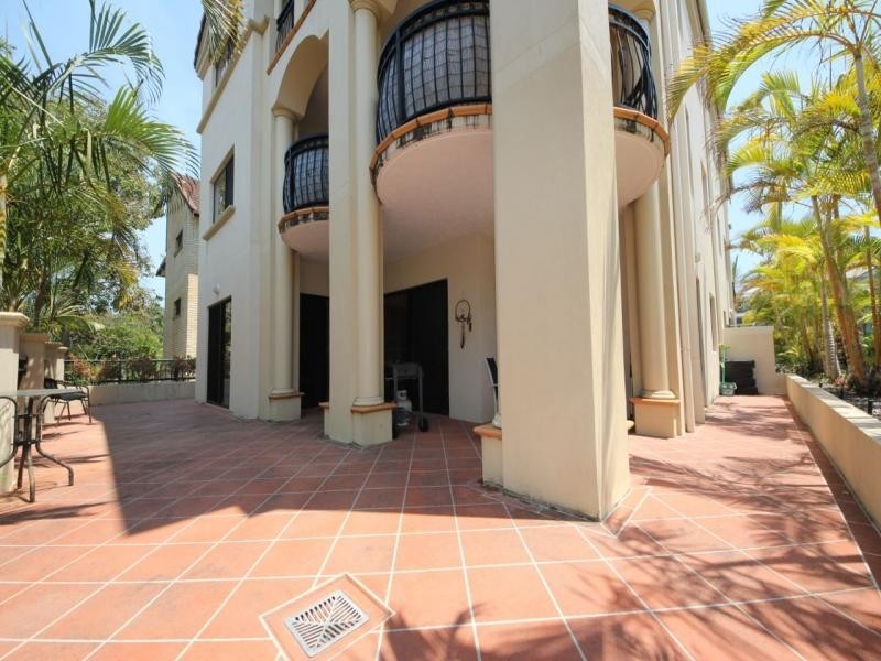 12 St Kilda Avenue, Broadbeach QLD 4218