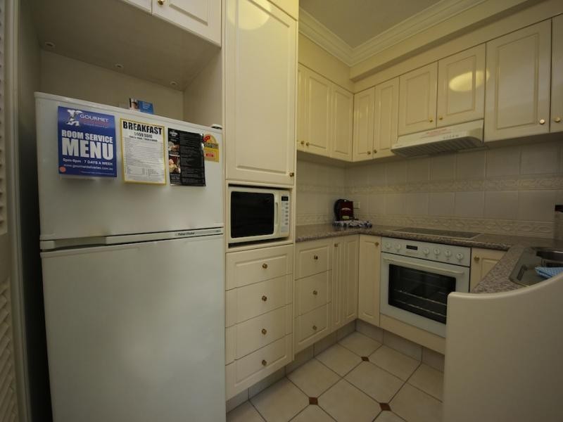 24 Queensland Ave, Broadbeach QLD 4218