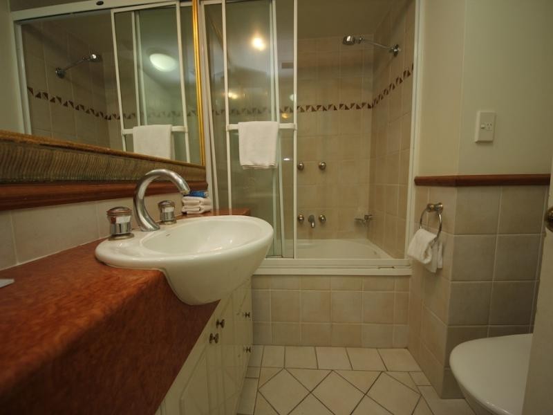 24 Queensland Ave, Broadbeach QLD 4218