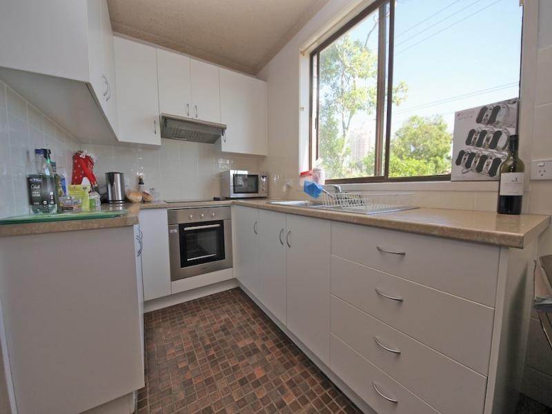 2/5 Rosewood Ave, Broadbeach QLD 4218