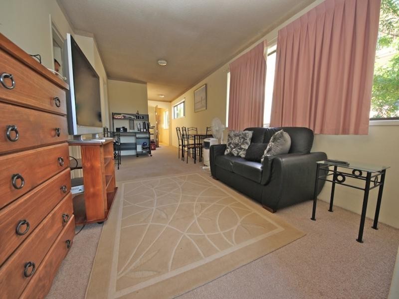 2/5 Rosewood Ave, Broadbeach QLD 4218