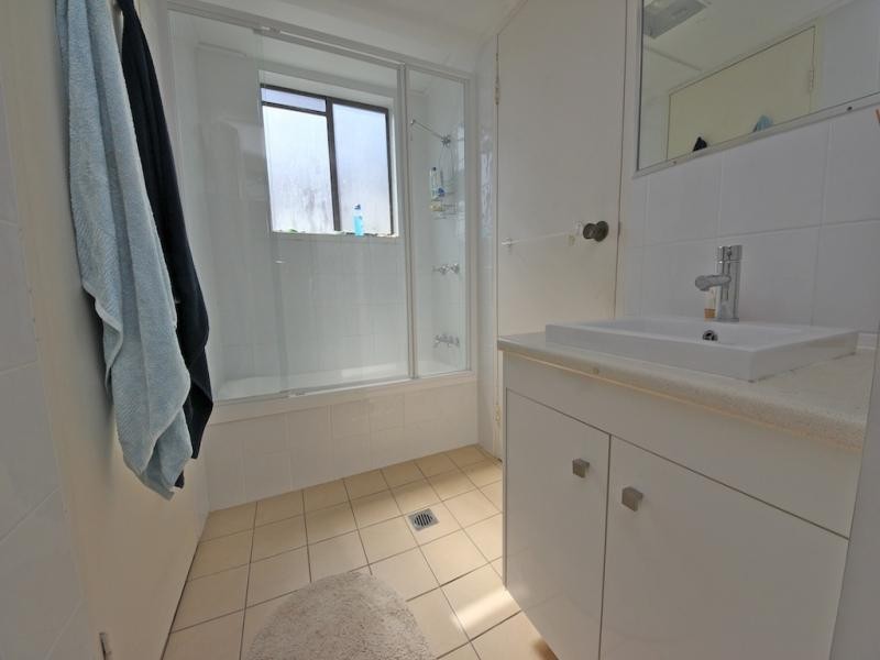 2/5 Rosewood Ave, Broadbeach QLD 4218