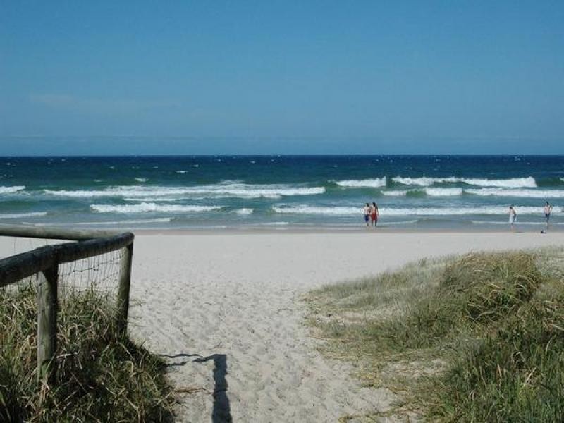 2/5 Rosewood Ave, Broadbeach QLD 4218