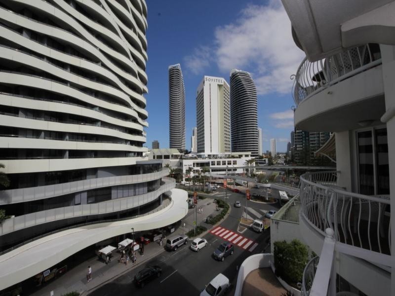 90 Surf Parade, Broadbeach QLD 4218