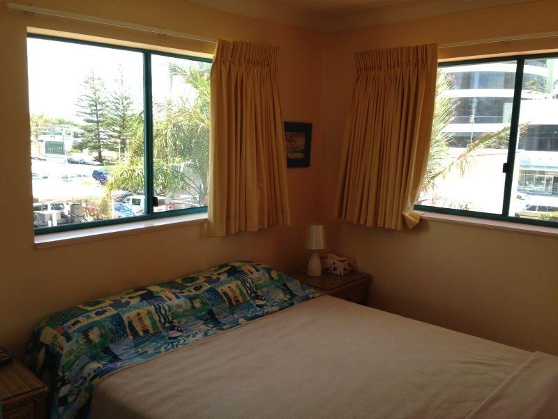 28/11 Philip Avenue, Broadbeach QLD 4218