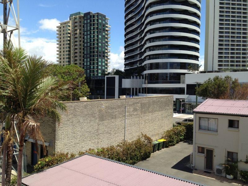 28/11 Philip Avenue, Broadbeach QLD 4218
