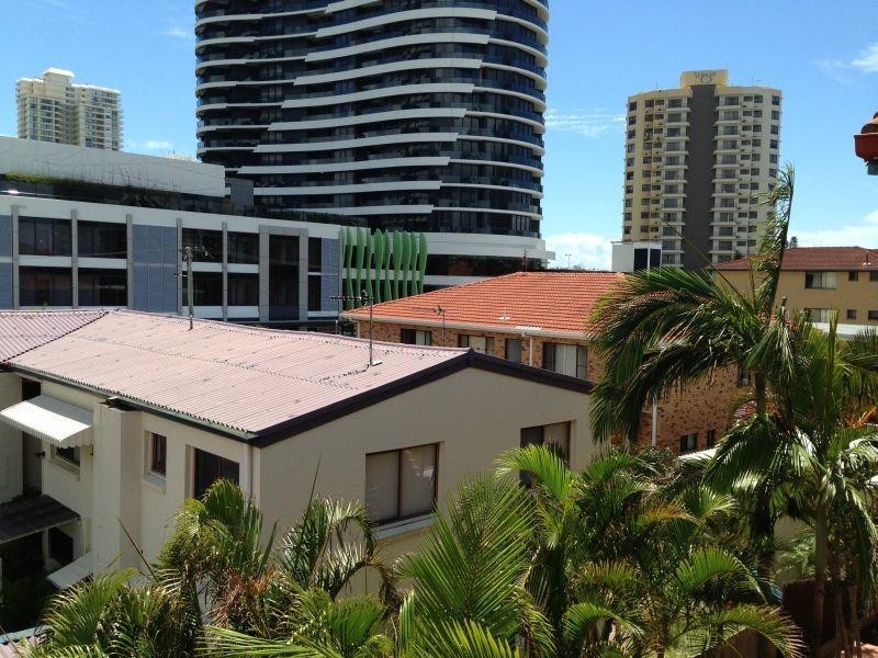 28/11 Philip Avenue, Broadbeach QLD 4218