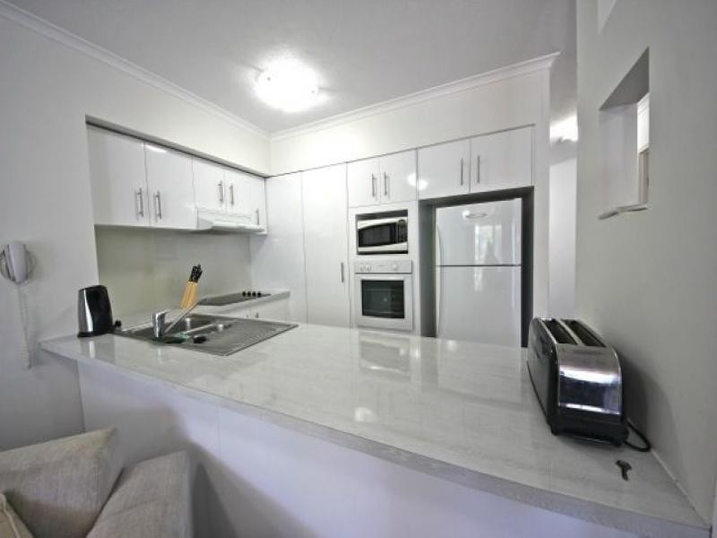 124/10 Alexandra Avenue, Broadbeach QLD 4218
