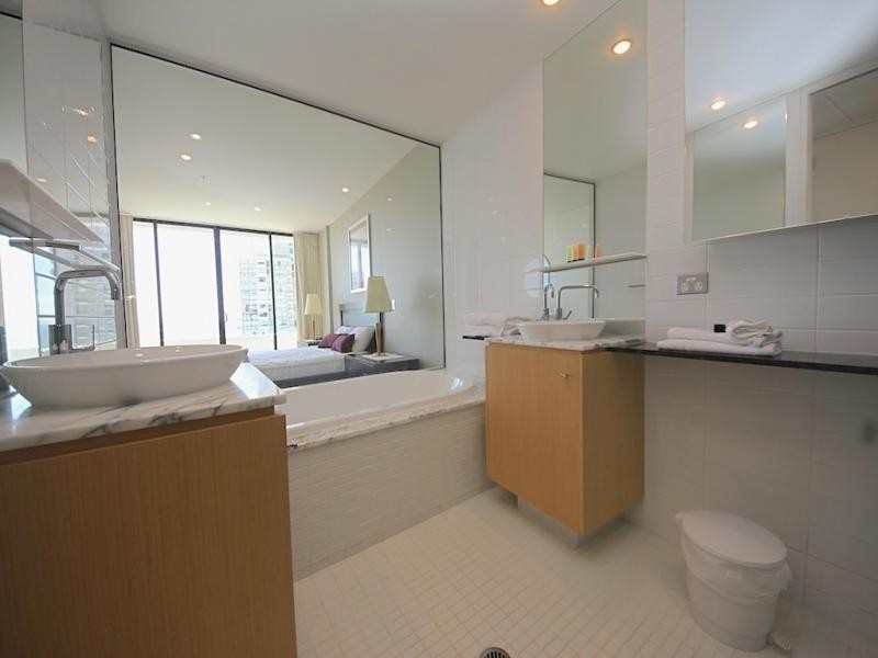 Aria/17 Albert Avenue, Broadbeach QLD 4218