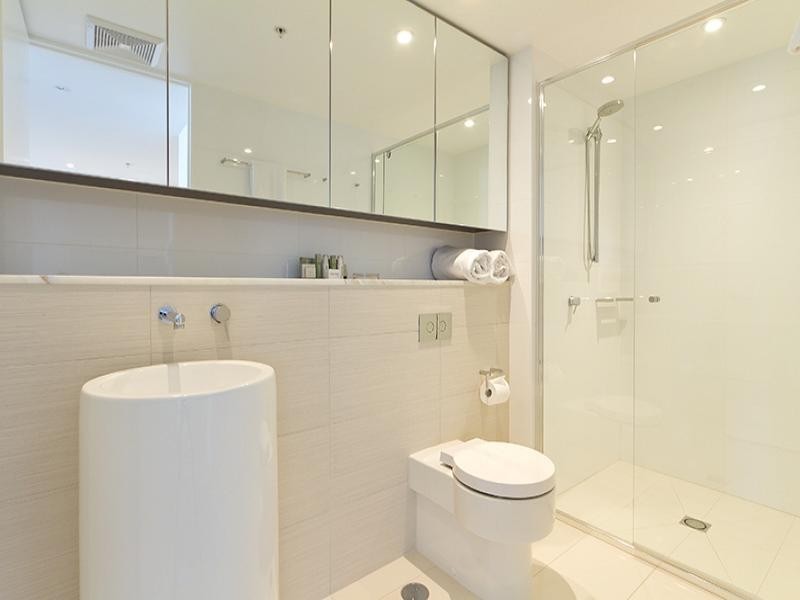 4 Charles Avenue, Broadbeach QLD 4218