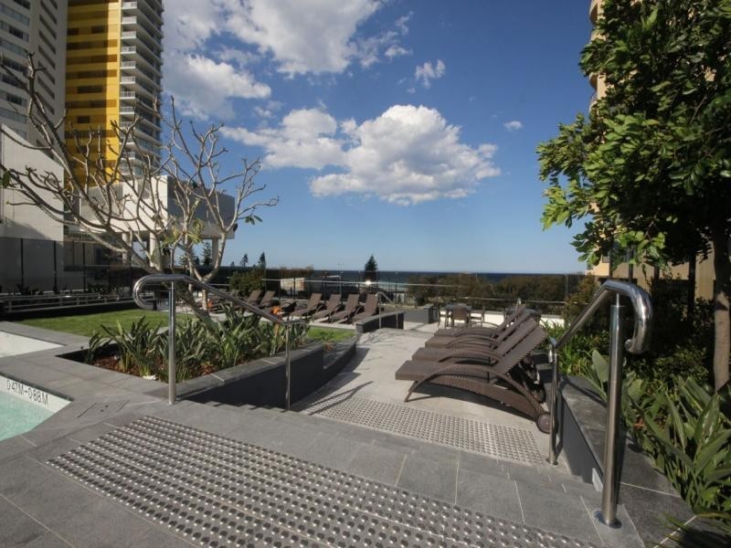 4 Charles Avenue, Broadbeach QLD 4218