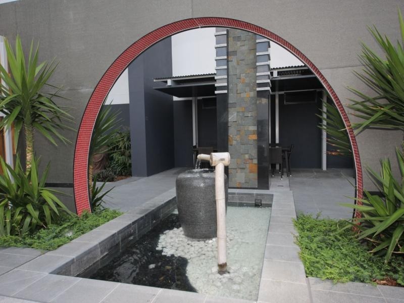 4 Charles Avenue, Broadbeach QLD 4218