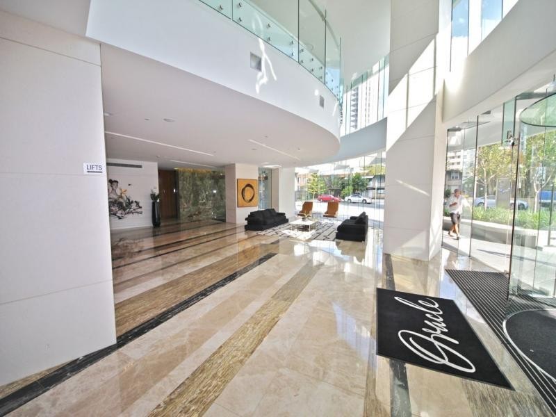 4 Charles Avenue, Broadbeach QLD 4218