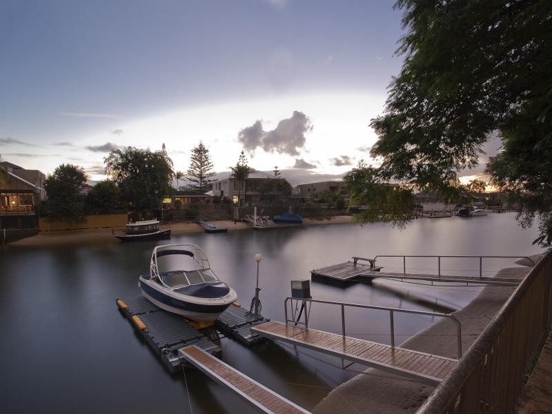 2 The Lido, Isle Of Capri QLD 4217
