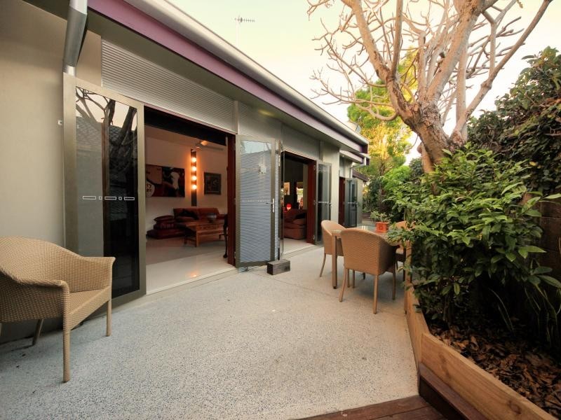79 Clear Island Road, Broadbeach Waters QLD 4218