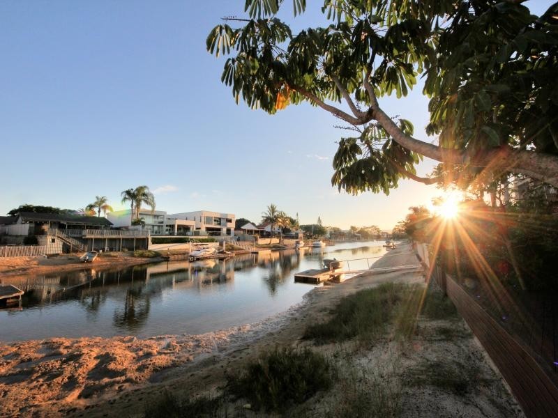 79 Clear Island Road, Broadbeach Waters QLD 4218