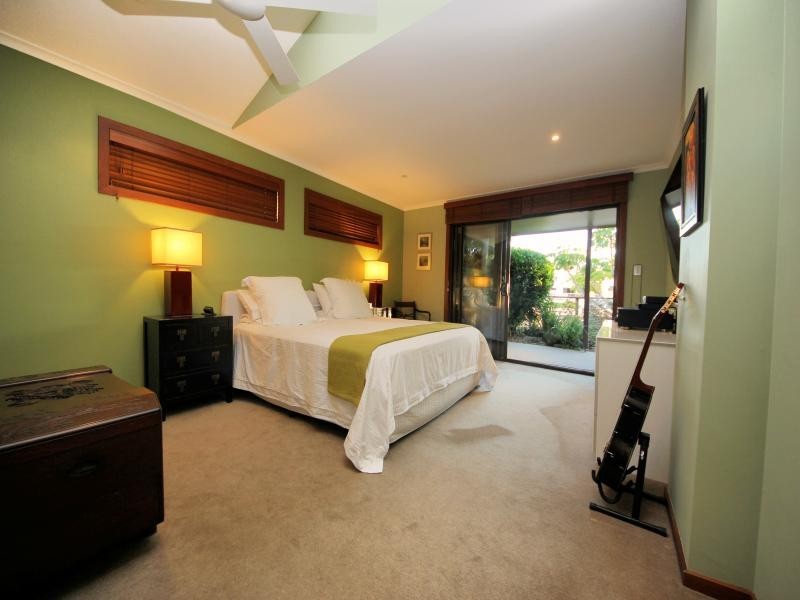 79 Clear Island Road, Broadbeach Waters QLD 4218