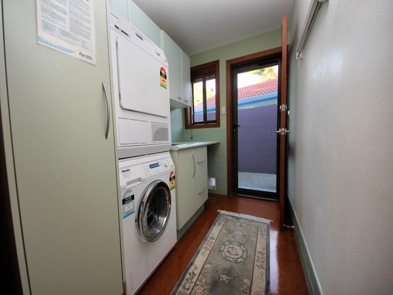 79 Clear Island Road, Broadbeach Waters QLD 4218