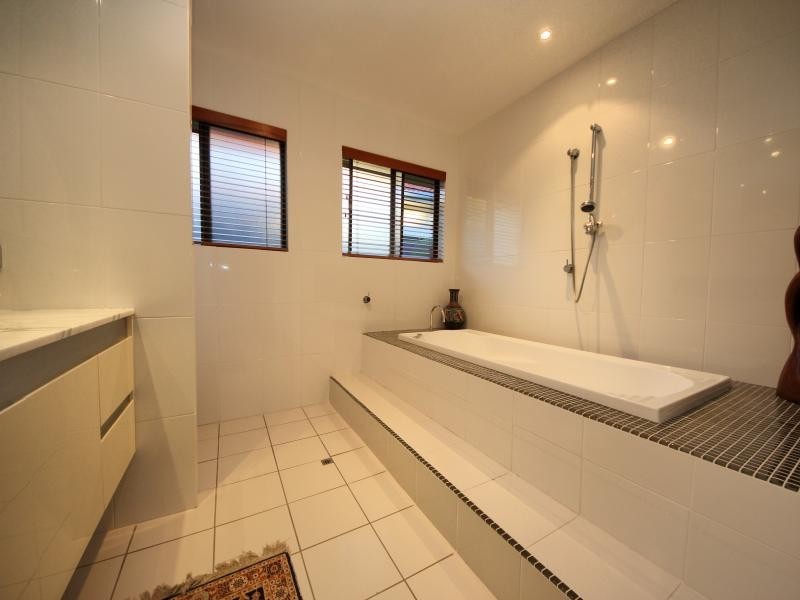 79 Clear Island Road, Broadbeach Waters QLD 4218