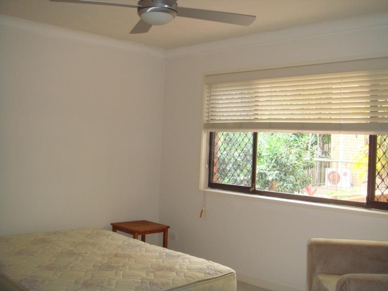 2/31 Armrick Avenue, Broadbeach QLD 4218