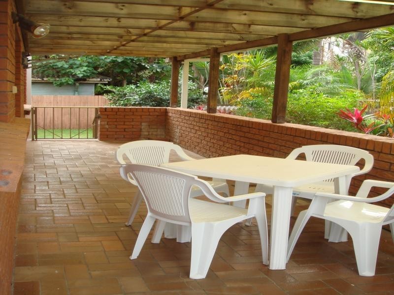 2/31 Armrick Avenue, Broadbeach QLD 4218